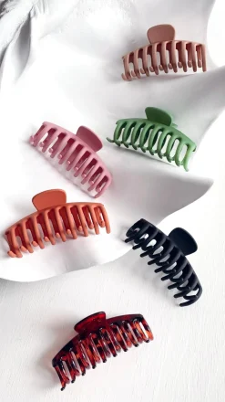 Regina Matte Claw Clip - Black